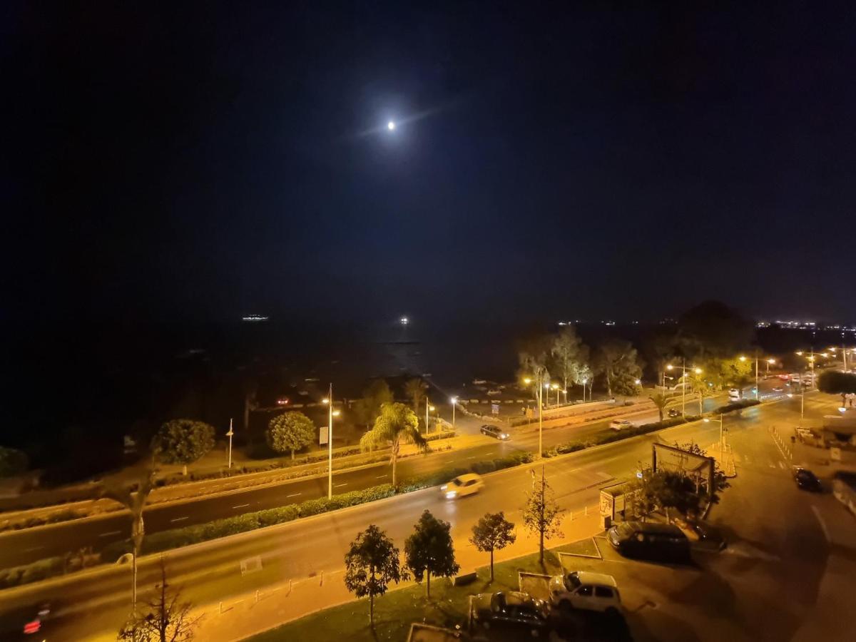 Super Modern Beachfront 1 Bedroom - Sleeps 4 Limassol Bagian luar foto