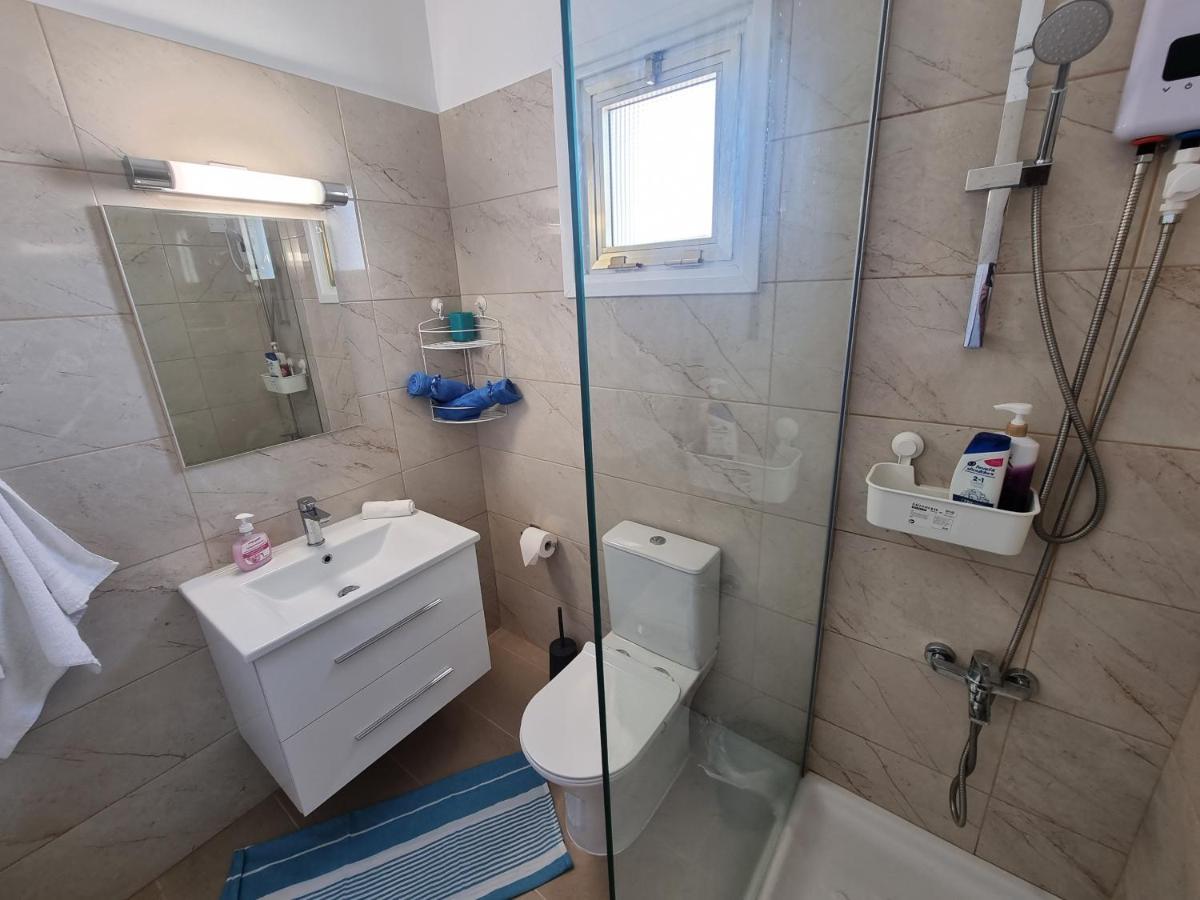Super Modern Beachfront 1 Bedroom - Sleeps 4 Limassol Bagian luar foto