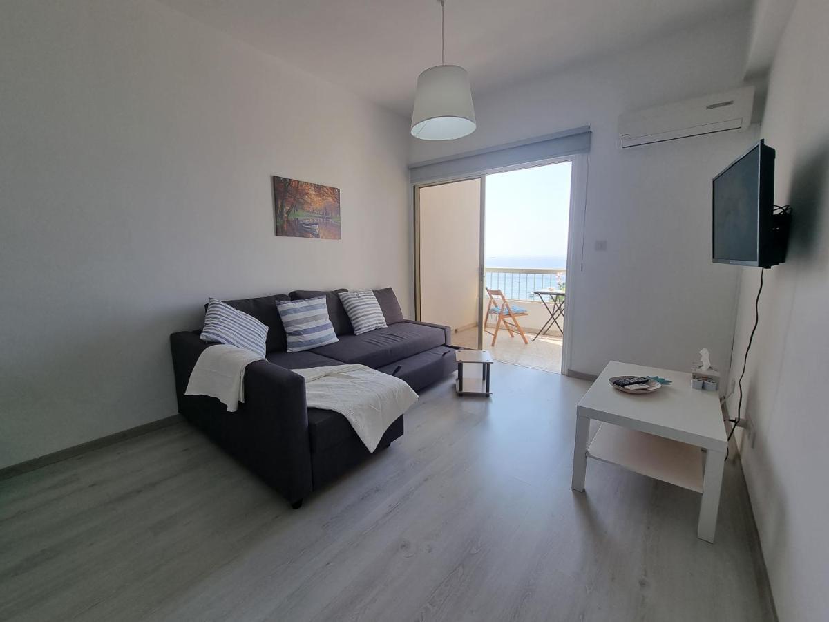 Super Modern Beachfront 1 Bedroom - Sleeps 4 Limassol Bagian luar foto
